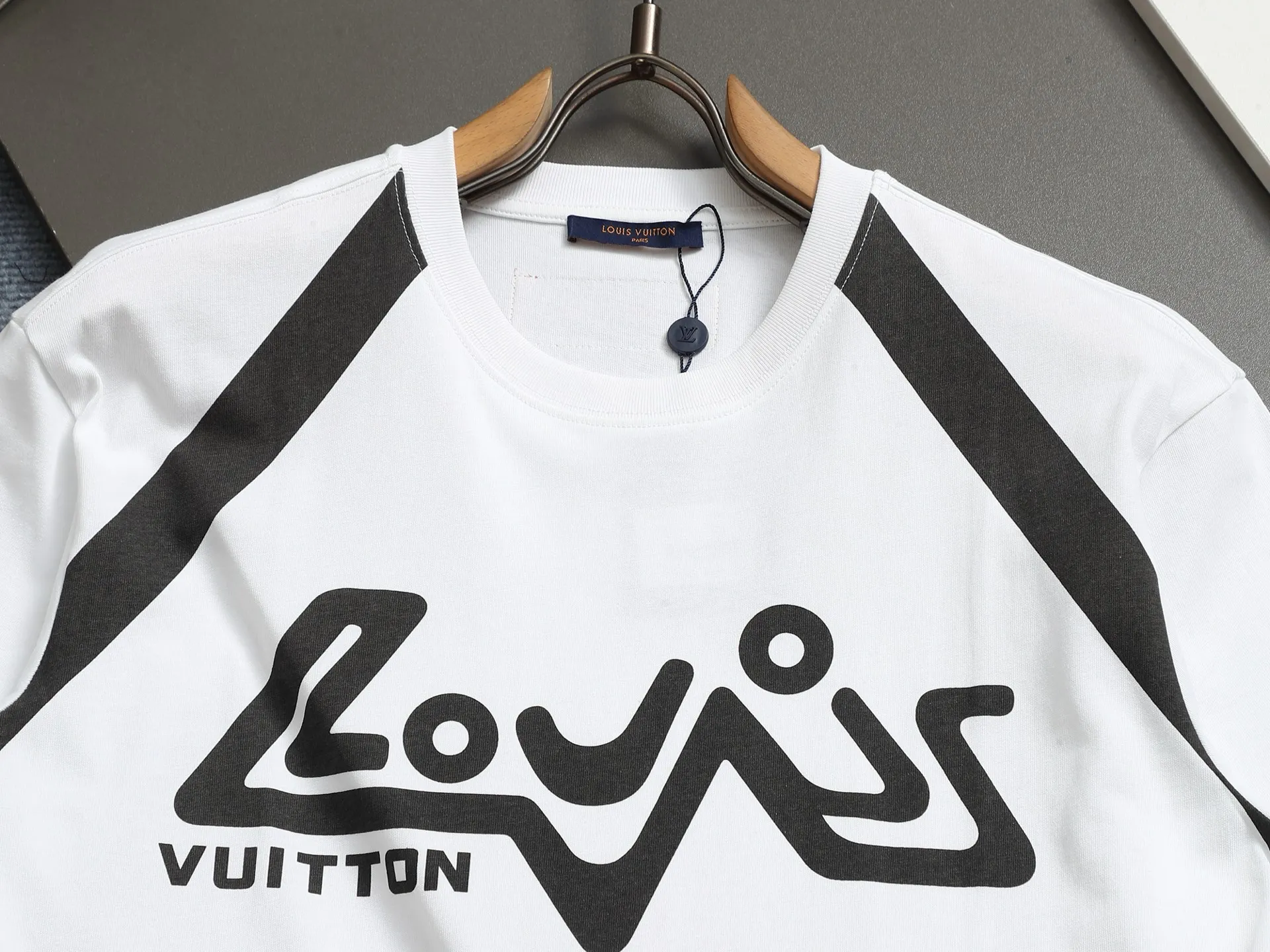 🅿️170 new models are available! 】 Newly upgraded new fabric - high-quality LOUIS V UITTON Louis Vuitton 2025ss latest style leather logo foam round neck short-sleeved T-shirt upper body effect Fabric #300G thick weight double yarn cotton Custom dyeing Threaded neckline is not easy to deform Very comfortable to the touch Super versatile and good-looking short-sleeved Three-label complete Non-market ordinary version Feel free to compare Quality is absolutely guaranteed Same style for men and women Color: Black White Size: XS S M L
